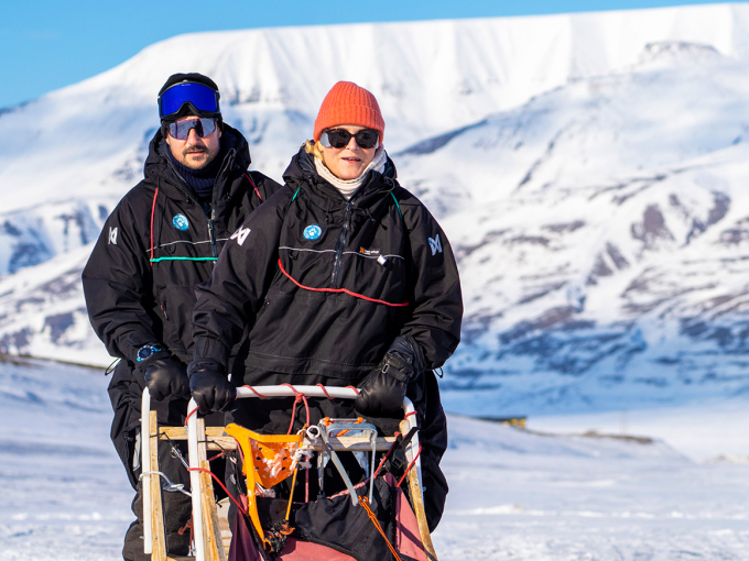 The Crown Prince and Crown Princess drove a dog team on a visit to Arctic Husky Travellers outside Longyearbyen. Photo: Ole Berg-Rusten / NTB